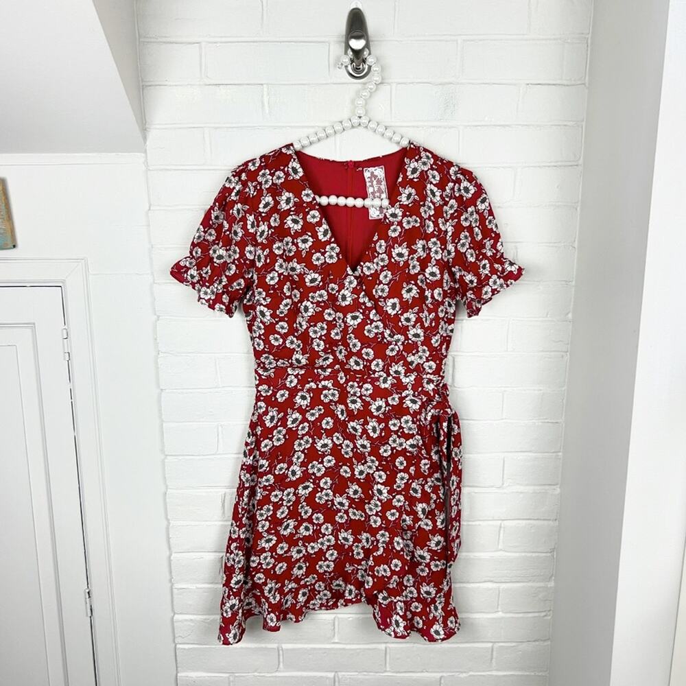 Sadie & Sage Red White Floral Pattern Wrap Style Dress Size S